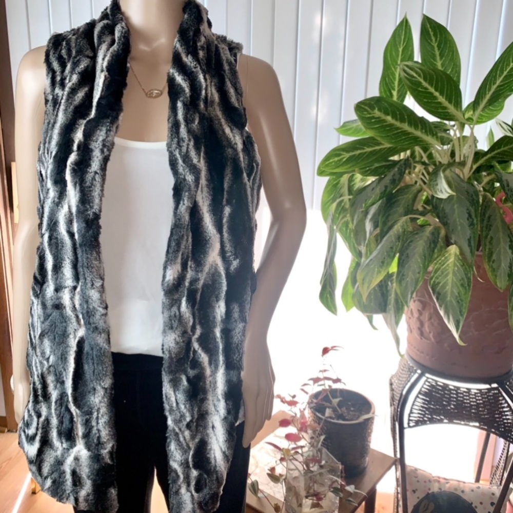 NWT Tart Collections Faux Fur Vest💘